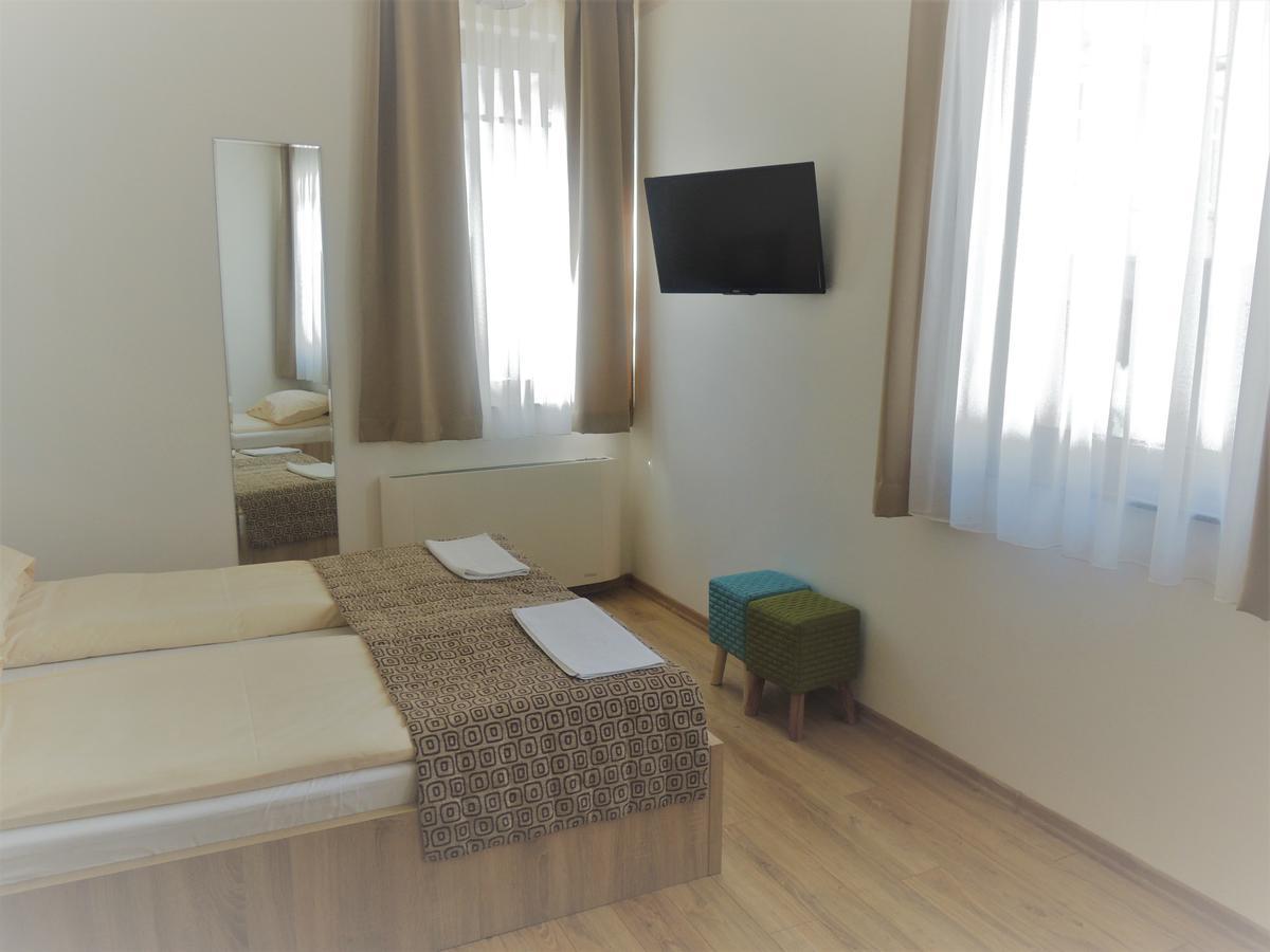 Hotel Logavina 8 Garage Parking ซาราเยโว ภายนอก รูปภาพ