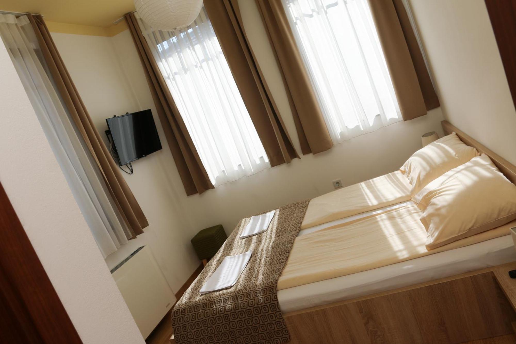 Hotel Logavina 8 Garage Parking ซาราเยโว ภายนอก รูปภาพ